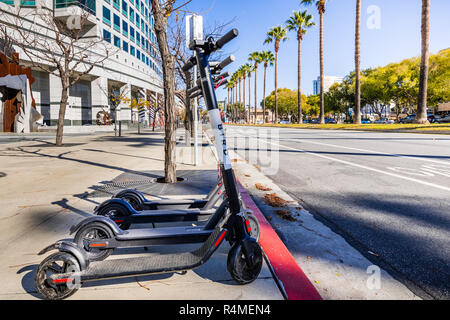 Novembre 25, 2018 San Jose / CA / STATI UNITI D'AMERICA - Bird scooter elettrici allineate su un marciapiede nel centro cittadino di San Jose, South San Francisco Bay Area Foto Stock