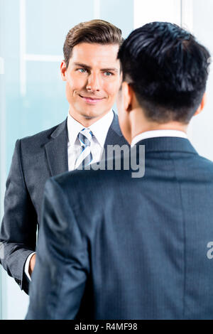 Gli uomini d' affari parlando in office discutendo Foto Stock