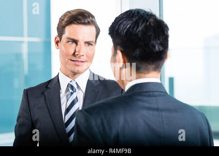 Gli uomini d' affari parlando in office discutendo Foto Stock