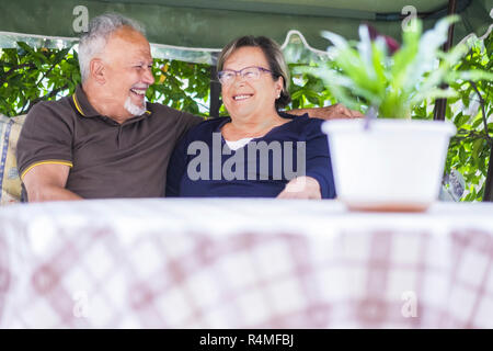 Bel paio di belle senior caucasica 70 anni sedersi all'aperto a casa avendo divertimento con sorrisi e ridere. felice vita insieme per sempre nell amore e e Foto Stock