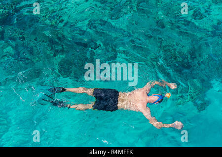 Uomo con snorkel tuba di maschera e snorkel in mare. Snorkeling, nuoto, vacanza. I turisti sono impegnati in snorkeling in mare aperto. Vacanze al mare Foto Stock