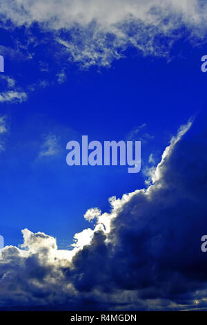 Riempito di pioggia cumulus nimbus nuvole e cielo blu Foto Stock