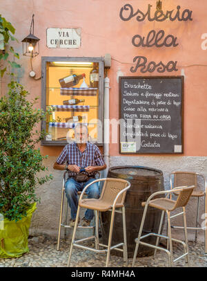 Antica osteria nel piccolo borgo medievale di Malcesine. Si tratta di uno dei più caratteristici paesi del lago di Garda in provincia di Verona, Italia. Foto Stock