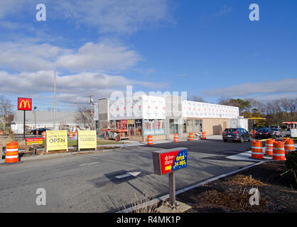 McDonalds un ristorante fast food essendo ristrutturato con drive thru aperto e sala da pranzo chiuso segni in Falmouth, Cape Cod, Massachusetts, STATI UNITI D'AMERICA Foto Stock