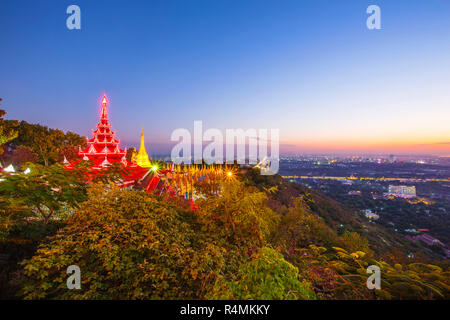 La pagoda dorata su Mandalay Hill, Mandalay Myanmar Foto Stock