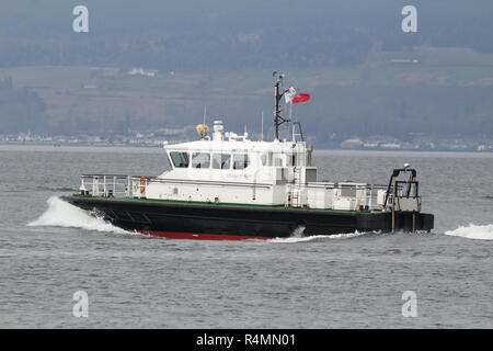 SD Clyde spirito un Damen Stan gara 1905 fresa pilota azionati da Serco servizi nautici, passando Greenock durante l'esercizio comune della Warrior 18-1. Foto Stock