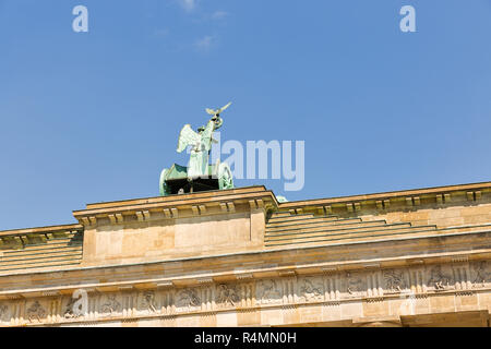 Porta di Branderburg contro il cielo azzurro di Berlino, Germania. Lato posteriore. Foto Stock