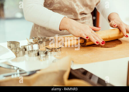 Donna rotoli di pasta di pan di zenzero Foto Stock