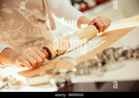 Donna rotoli di pasta per biscotti fatti in casa. Foto Stock