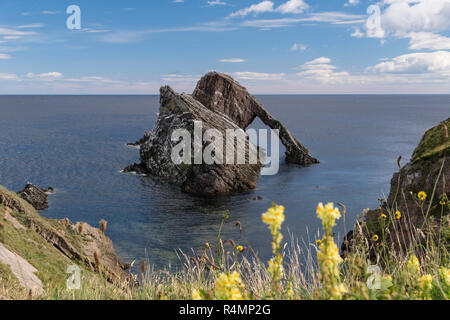 Bow Fiddle Rock è un naturale arco sul mare vicino a Portknockie sulla costa nord-orientale della Scozia. Foto Stock