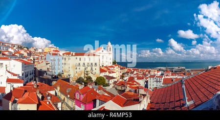 Alfama in un pomeriggio soleggiato, Lisbona, Portogallo Foto Stock