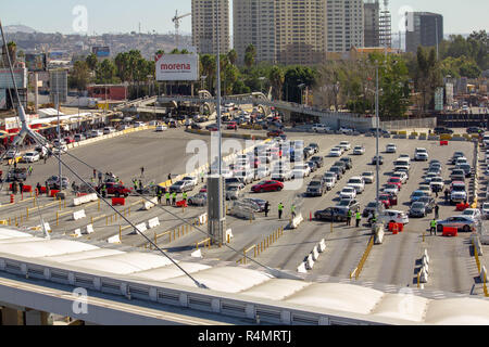Stati Uniti Doganali e di frontiera di agenti Patrol chiuso il confine con gli Stati Uniti dal Messico al San Ysidro incrocio dopo i membri della carovana di migranti ha tentato di attraversare illegalmente Novembre 25, 2018 in San Ysidro, California. Foto Stock