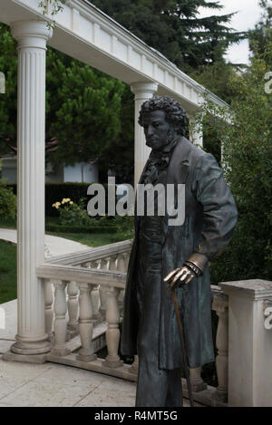 Monumento a Pushkin con una mano brillante sullo sfondo del lungomare, con le antiche colonne, balaustre, arco, ringhiera di marmo, pietra bianca. Pushkin in piena crescita. Per Pushkin la ringhiera del terrapieno Foto Stock