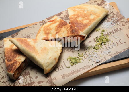 Un colpo di una tortilla panino tagliata in più pezzi Foto Stock