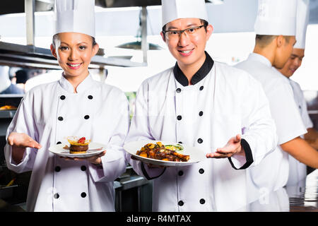 Chef asiatico nel ristorante cucina cucina Foto Stock