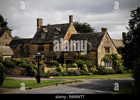 In Cotswolds tradizionale cottage in pietra Foto Stock