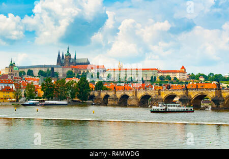 Vista di Mala Strana, Pargue Castle e Charles Bridge da attraverso il fiume Moldava, Praga, Repubblica Ceca, Europa Foto Stock