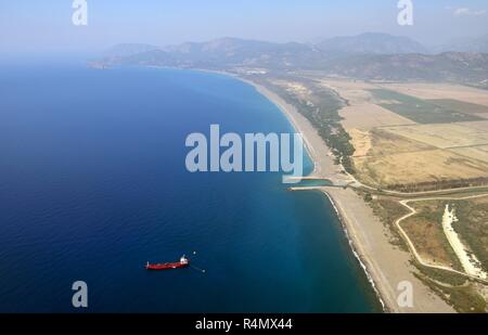 Vista aerea su Dalaman beach verso Sarigerme sul litorale mediterraneo della Turchia. Foto Stock