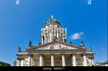 La Chiesa tedesca esterno sulla piazza Gendarmenmarkt a Berlino, Germania. Foto Stock