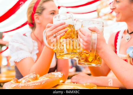 Gli amici a bere la birra bavarese al Oktoberfest Foto Stock