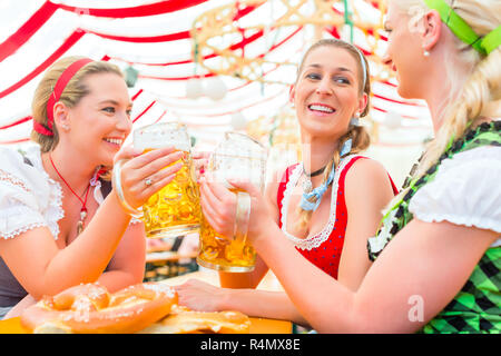 Gli amici a bere la birra bavarese al Oktoberfest Foto Stock