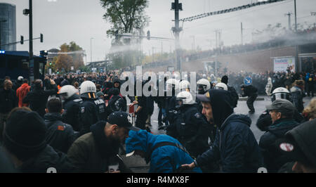 La polizia in tenuta da sommossa a reagire a una dimostrazione di grande scontro Foto Stock