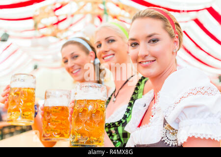 Gli amici a bere la birra bavarese al Oktoberfest Foto Stock