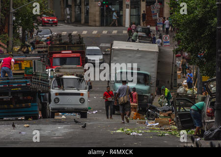 2018, novembre. Sao Paulo, Brasile. Panorama di strada dopo strada del mercato della frutta e verdura e altri alimenti. Foto Stock