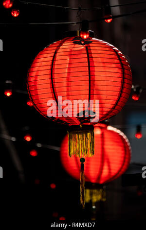 Lanterne di carta appeso nella ventola Tan vicolo in Chinatown in Victoria, British Columbia, Canada. Foto Stock