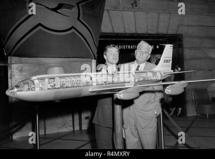 I dirigenti di Lufthansa ispezionare il nuovo e moderno Boeing 707 modello di aeroplano sul display in California, ca. 1958. Foto Stock