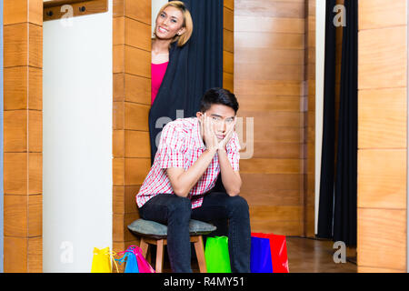 Uomo in attesa di donna di fronte a Camerino Foto Stock