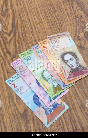 Venezuela Bolivar banconote in finto legno b/GD - per l'iperinflazione nell'economia venezuelana, dove le banconote sono quasi inutili. Vedere Addit. Note Foto Stock