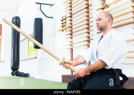 Uomo a Aikido arti marziali con la spada in legno Foto Stock