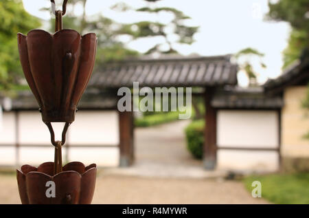 La calma atmosfera a un tempio giapponese dopo una piovosa mattinata Foto Stock