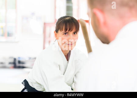 L uomo e la donna avente Aikido spada lotta Foto Stock