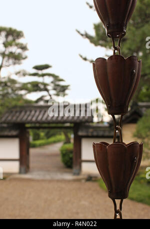 La calma atmosfera a un tempio giapponese dopo una piovosa mattinata Foto Stock