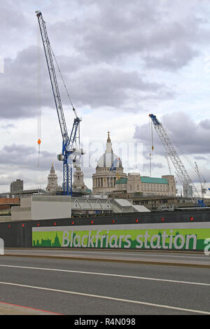 LONDON, Regno Unito - 03 aprile: Blackfriars Station costruzione a Londra il 03 aprile 2010. Costruzione di Stazione ferroviaria a ponte sul Tamigi in Londo Foto Stock