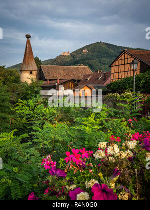 Pittoresco villaggio di Ribeauville nella regione francese dell'Alsazia. Foto Stock