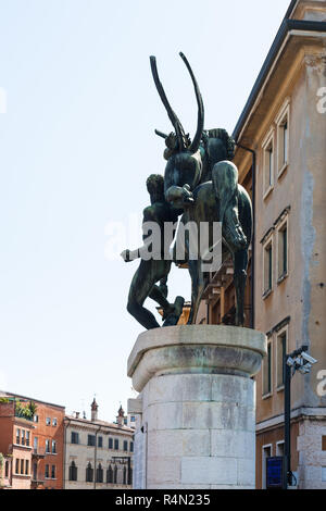 Outdoor scultura in bronzo sul Ponte della Vittoria Foto Stock