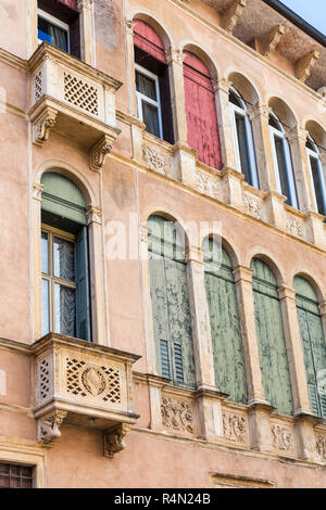 Facciata di Palazzo Negri De Salvi in Vicenza Foto Stock