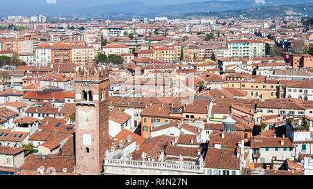Vista della città di Verona con la Torre del Gardello Foto Stock