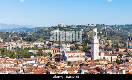 Al di sopra di vista della città di Verona con il Duomo Foto Stock