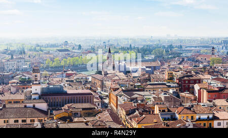 Vista della città di Verona con waterfront del Fiume Adige Foto Stock