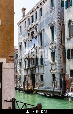 Appartamento case sul lungomare di canale di Venezia Foto Stock