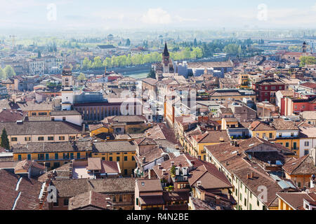 Al di sopra di vista della città di Verona con il fiume Adige Foto Stock