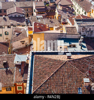 Al di sopra di vista delle case nella città di Verona Foto Stock