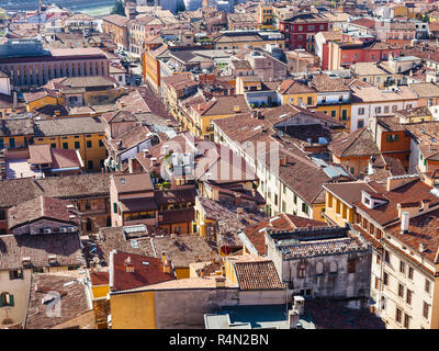 Al di sopra di vista del paesaggio urbano di Verona Foto Stock