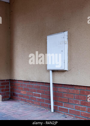 Un bianco chiuso e bloccato di scatola di misurazione al di fuori in garage le bollette elettriche del Regno Unito di aumentare i prezzi Foto Stock