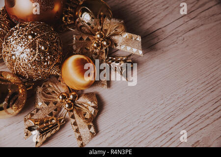 Foto sullo sfondo di un felice anno nuovo 2019 su legno bianco Foto Stock