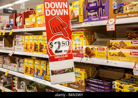 Biscotti e snack per la vendita in un supermercato Coles, Australia Foto Stock